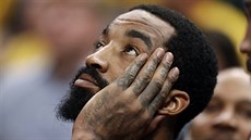 J. R. Smith vstřebává porážku Clevelandu. J. R. Smith vstřebává porážku Clevelandu.