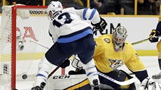 Brandon Tanev z Winnipegu překonává Pekku Rinneho v brance Nashvillu. Brandon Tanev z Winnipegu překonává Pekku Rinneho v brance Nashvillu.