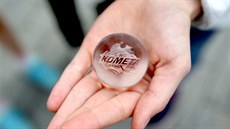 Z brněnského časostroje na náměstí Svobody padají speciální kuličky. Tentokrát... Z brněnského časostroje na náměstí Svobody padají speciální kuličky. Tentokrát...