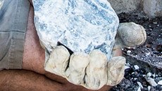 Krystalický vápenec z vitošovského lomu u Zábřehu na Šumpersku, který drží Jan... Krystalický vápenec z vitošovského lomu u Zábřehu na Šumpersku, který drží Jan...
