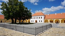 Chátrající panský dvůr po hraběcí rodině Mitrovských přeměnilo město Bystřice... Chátrající panský dvůr po hraběcí rodině Mitrovských přeměnilo město Bystřice...