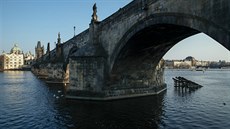 Z lodi je lépe vidět opracování mostu. Na Vltavě se odtrhnete od současnosti,... Z lodi je lépe vidět opracování mostu. Na Vltavě se odtrhnete od současnosti,...