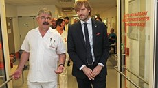 Ministr Adam Vojtěch v diskuzi s primářem urgentního přijmu Fakultní nemocnice... Ministr Adam Vojtěch v diskuzi s primářem urgentního přijmu Fakultní nemocnice...
