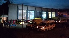 K chrudimské tělocvičně s vydýchaným vzduchem zamířili zdravotníci, policisté i... K chrudimské tělocvičně s vydýchaným vzduchem zamířili zdravotníci, policisté i...