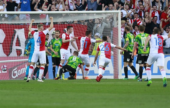 GÓL, ást druhá. Mí u je v síti a fotbalisté Slavie slaví úvodní branku duelu...