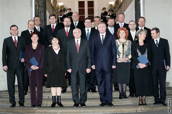 Práv ped rokem prezident Klaus jmenoval druhou Topolánkovu vládu.