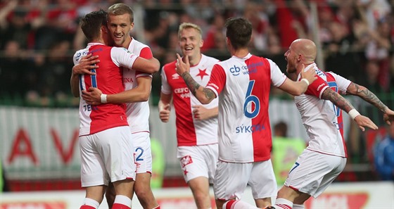 Fotbalisté Slavie se radují z gólu Stanislava Tecla (vlevo).