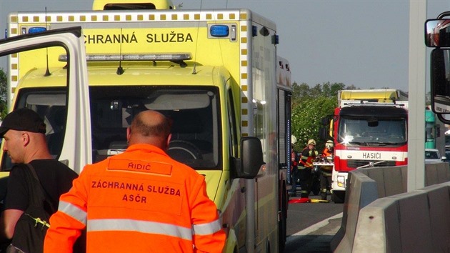 Na dálnici D5 se srazil autobus s náklaákem a kamionem. (4. kvtna 2018)