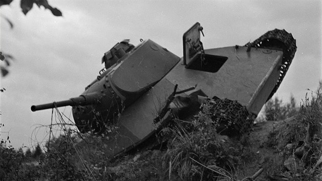 Sovětský tank T-50 vyřazený z provozu během pokračovací války. Lehkých tanků... Sovětský tank T-50 vyřazený z provozu během pokračovací války. Lehkých tanků...