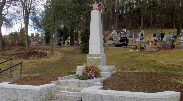 Zrekonstruovaný památník Rudé armády na poříčském hřbitově. Je zcela zřejmé, že... Zrekonstruovaný památník Rudé armády na poříčském hřbitově. Je zcela zřejmé, že...