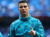 Cristiano Ronaldo z Realu Madrid pi rozcvien na semifinlovou odvetu Ligy...