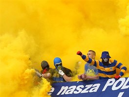 LUTÉ PEKLO. Fotbaloví fanouci zapalují svtlice pi finálovém utkání polského...