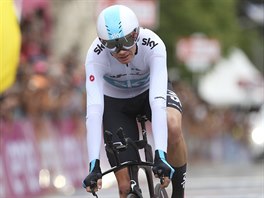 Chris Froome pi vodn asovce na Giru.