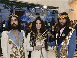 Alessandro Michele, Lana Del Rey a Jared Leto na Met Gala (New York, 7. kvtna...