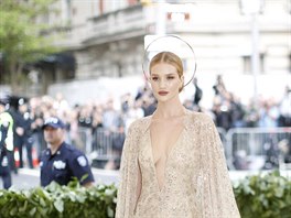 Rosie Huntington-Whiteleyová na Met Gala (New York, 7. kvtna 2018)