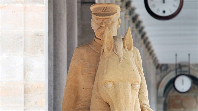 Vtvarnk Tom Bosambo dokonuje ped karlovarskou Mlnskou kolondou pskovou jezdeckou sochu T. G. Masaryka.