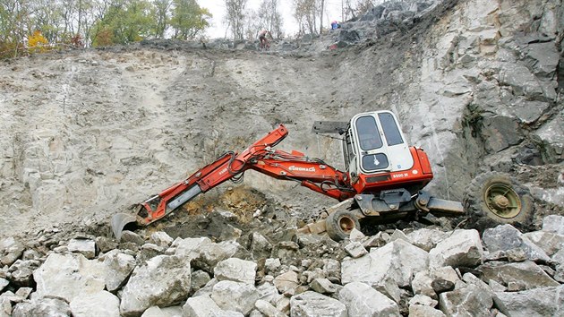 Stavebnci pi zajiovn svahu pilehlho ke karlovarskmu prtahu.