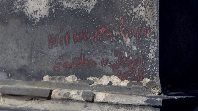 Na Karlově mostě pokreslil dosud neznámý pachatel rtěnkou jednu ze soch.