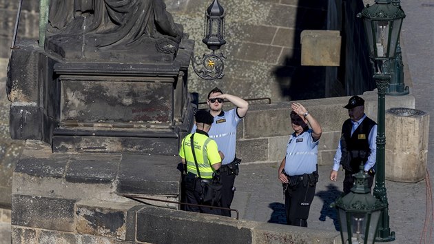 Na Karlově mostě pokreslil dosud neznámý pachatel rtěnkou jednu ze soch.