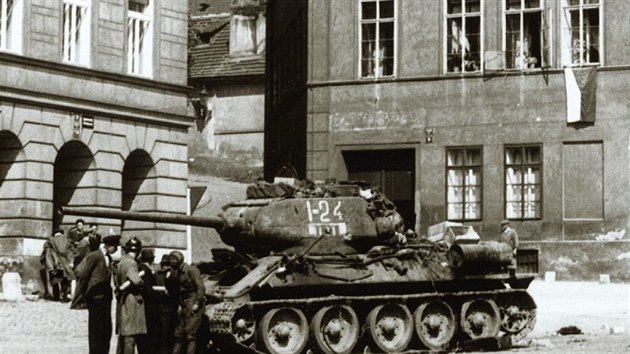 Tank T-34/85, vové íslo 1-24, který byl zasaen 9. 5. 1945 na Klárov...