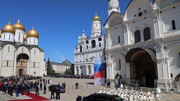 Vladimir Putin, kter se stal potvrt ruskm prezidentem, pijel na inauguraci v moskevskm Kremlu novou ruskou limuznou postavenou v rmci projektu Korte.