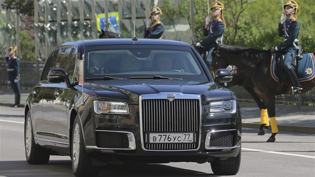 Vladimir Putin, kter se stal potvrt ruskm prezidentem, pijel na inauguraci v moskevskm Kremlu novou ruskou limuznou postavenou v rmci projektu Korte.
