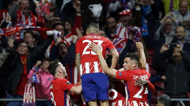 Radost fotbalistů Atlétika Madrid z úvodního gólu proti Arsenalu v semifinále Evropské ligy.