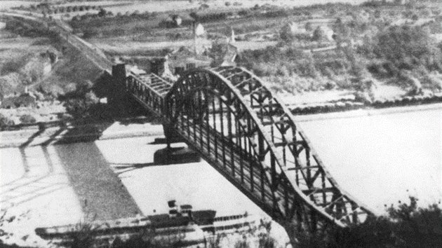elezniní most na Rýnu na snímku z 30. let 20. století.