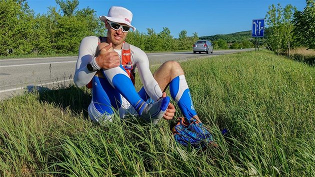 Sebh z desetikilometrovho kopce do Lipnku obnovil bolest v chodidlech. Bez nkolika zastvek pro mas to nelo, k tpn Dvok. (7. 5. 2018)