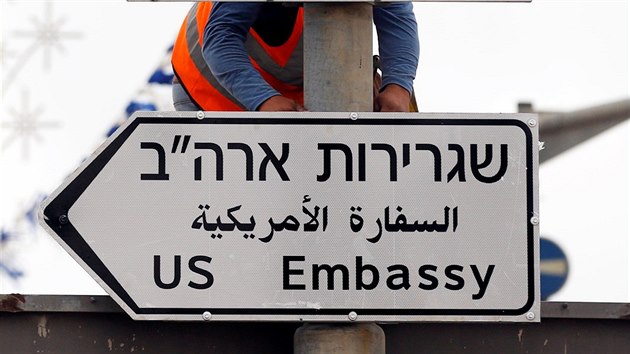 Nov jeruzalmsk znaka odkazuje na americk velvyslanectv, kter se po nazen prezidenta Spojench stt Donalda Trumpa pesouv z Tel Avivu do Jeruzalma. (7. kvtna 2018)