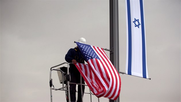 K izraelsk vlajce ped americkm konzultem v Jeruzalm pibyla i americk. (7. kvtna 2018)