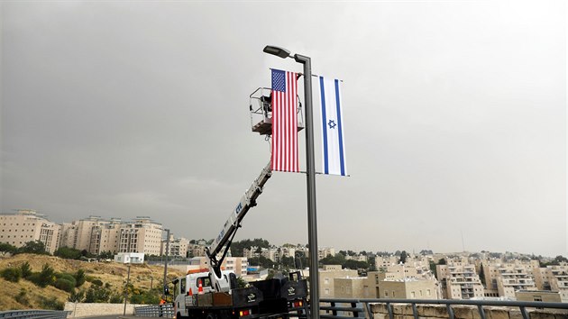 K izraelsk vlajce ped americkm konzultem v Jeruzalm pibyla i americk. (7. kvtna 2018)