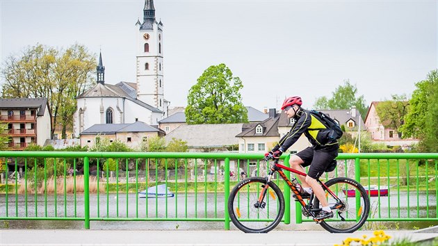 Lipensko je častým cílem cyklistů. Na snímku je Frymburk.