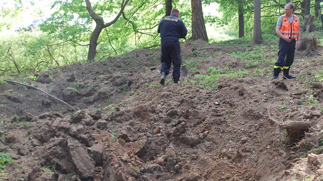 Policejn pyrotechnici zlikvidovali v lese pobl Svatoslavi asi sedm set kilogram munice ze 2. svtov vlky.