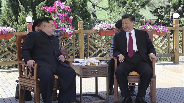 Severokorejsk dikttor Kim ong-un letos podruh navtvil nu a v pstavnm mst Ta-lien se setkal s prezidentem Si in-pchingem. (8. kvtna 2018)