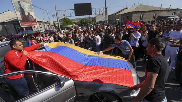 Pznivci opozinho vdce Nikola Painjana blokuj silnice v hlavnm mst Armnie Jerevanu. (2. kvtna 2018)