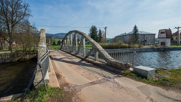 Na obecn most v Mladch Bukch lze jen s povolenkou (18.4.2018).