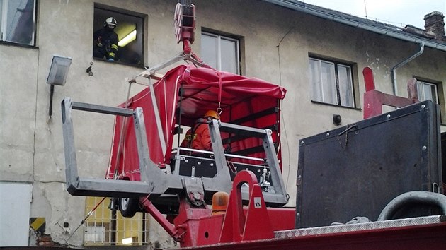 Hasii jebem zvedli k oknu ppojn vozk za auto. Pacienta peloili na transportn ploinu a spolu s n pesunuli oknem na vozk.