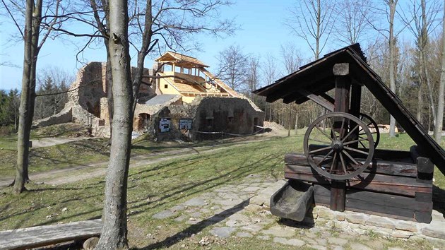 Janv hrad se nachz na vrcholu Janovy hory v nadmosk vce 496 metr. Z Vizovic sem vede erven turistick znaka.