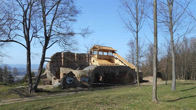 Janův hrad se nachází na vrcholu Janovy hory v nadmořské výšce 496 metrů. Z Vizovic sem vede červená turistická značka.