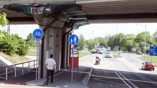 Z dlnin estakdy v Prostjov zaaly odpadvat kusy betonu. Zatm je most, pod kterm denn projedou tisce aut a lid a je zde tak autobusov zastvka, provizorn zajitn stmi.