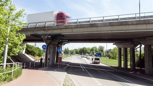 Z dlnin estakdy v Prostjov zaaly odpadvat kusy betonu. Zatm je most, pod kterm denn projedou tisce aut a lid a je zde tak autobusov zastvka, provizorn zajitn stmi.