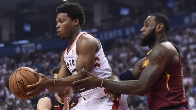 Kyle Lowry (v blm) z Toronta se tla kolem LeBrona Jamese z Clevelandu.