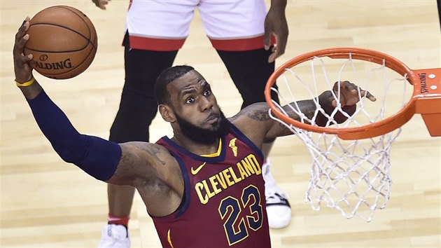 LeBron James z Clevelandu smeuje do torontskho koe.