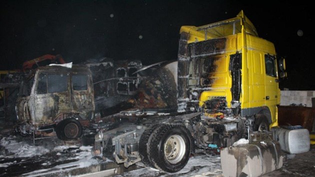 Zásah hasičů při nočním požáru tři nákladních aut v Žalhosticích.