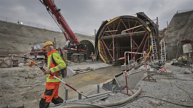 Na plzesk stran tunelu stavbai prv buduj bednic konstrukci pro portly. (5. 5. 2018)