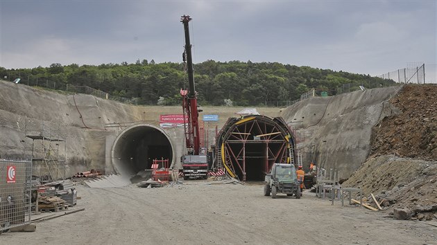 Na plzesk stran tunelu stavbai prv buduj bednic konstrukci pro portly. (5. 5. 2018)