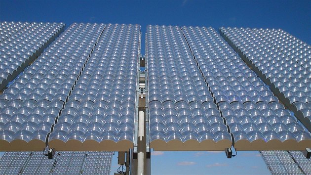 Solrn panely se systmem koncentrovan fotovoltaiky.