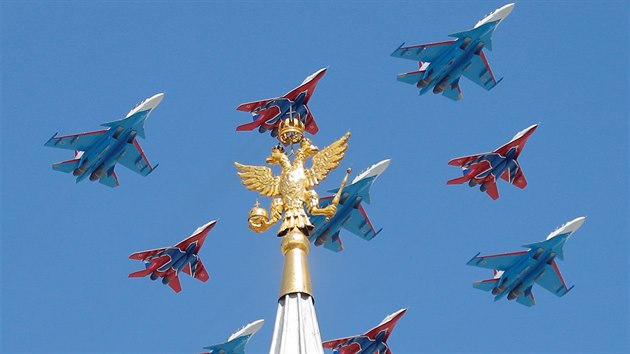 Nad Rudm nmstm v Moskv bhem pehldky proltla formace Mig-29 a Su-30 z akrobatick skupiny Strizhi (Swifts). (9. kvtna 2018)