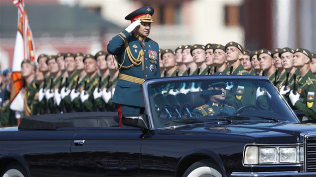 Rusk ministr obrany Sergej ojgu projd okolo seikovanch vojku pi vojensk pehldce ke Dni vtzstv. (9. kvtna 2018)